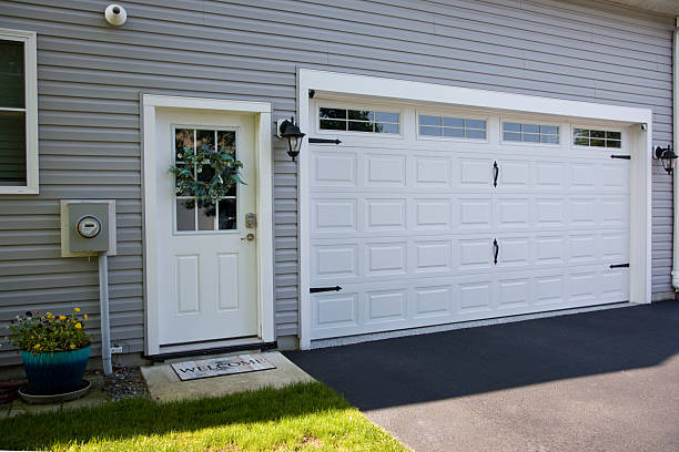 24/7 Emergency Garage Door Panel Replacement experts in Nashville, IL